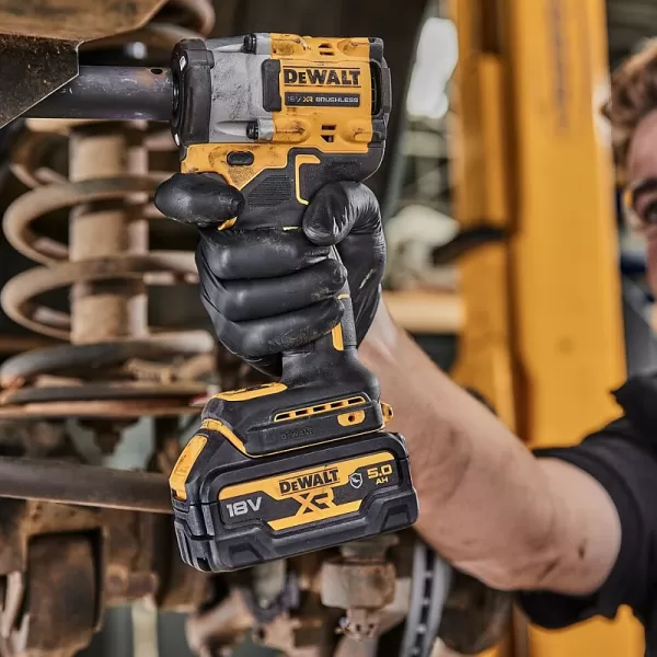 Aku rázový utahovák 18V 2x5,0Ah DeWALT DCF921P2T