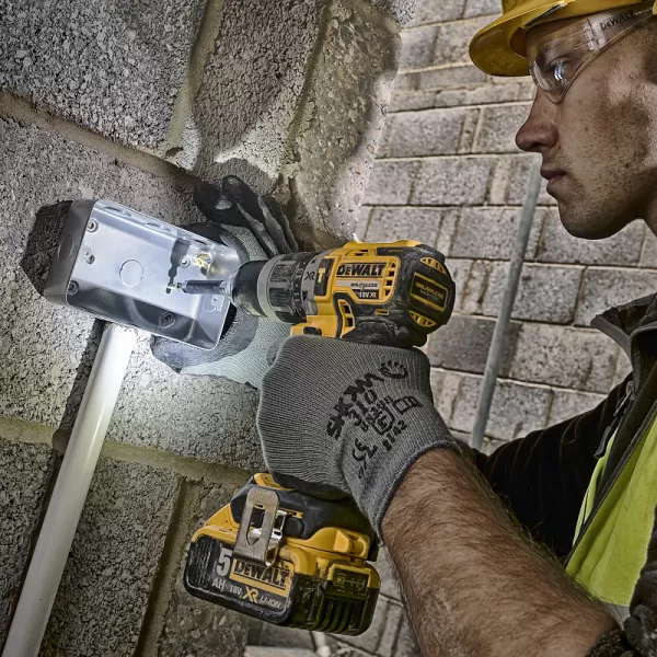 Aku bezuhlíková vrtačka s příklepem 18V XR 2x5,0Ah DeWALT DCD796P2