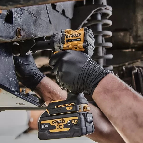 Aku rázový utahovák 18V 2x5,0Ah DeWALT DCF921P2T