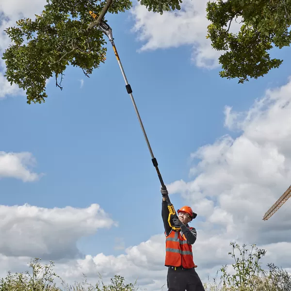Aku prořezávací pila 18V 5,0Ah DeWALT DCMPS567P1