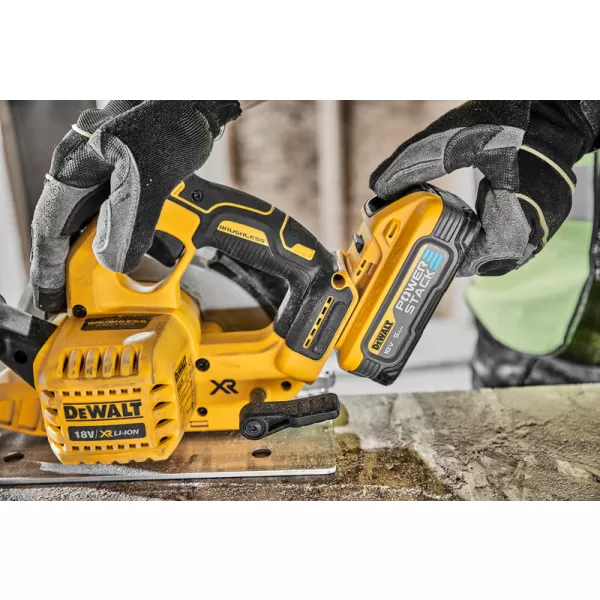 Aku kotoučová bezuhlíková pila 18V 2x 5,0Ah XRP DeWALT POWERSTACK DCS570H2T